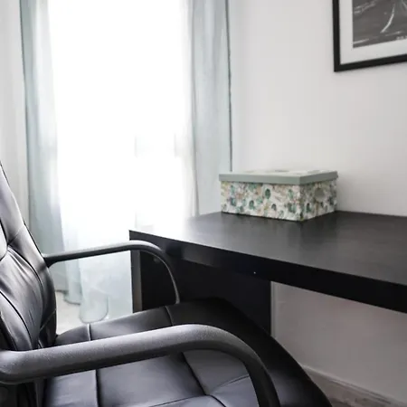 公寓 Bright House With Working Space