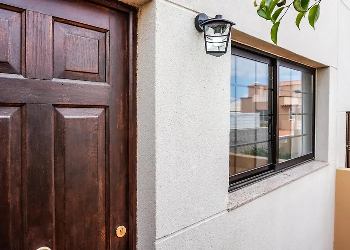 Apartment Bright House With Working Space