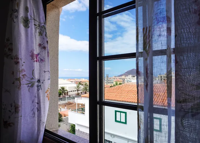 Bright House With Working Space Apartment