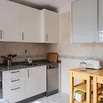 Bright House With Working Space アパート *
